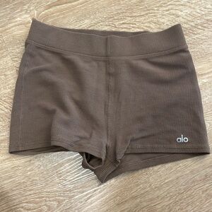 Alo Yoga MICRO WAFFLE PLEASANT BOYSHORT, Hot Cocoa